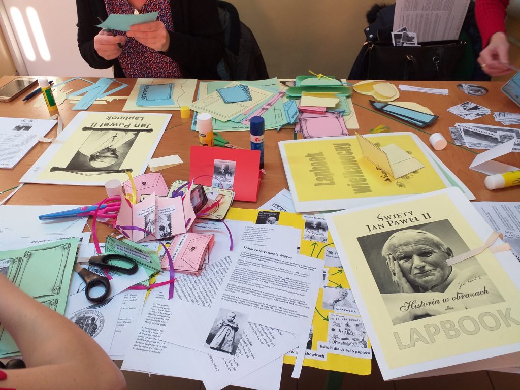 Lapbook wykonany przez uczestników warsztatów o Janie Pawle II