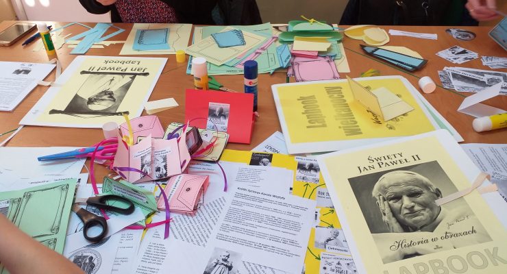 Lapbook wykonany przez uczestników warsztatów o Janie Pawle II