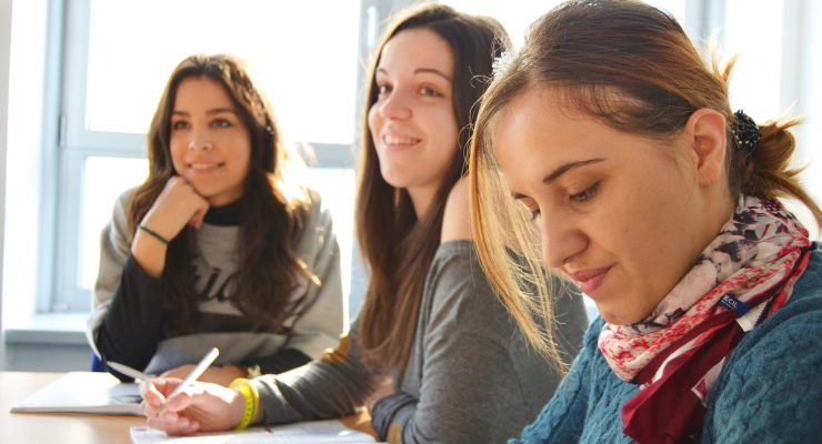 Trzy osoby uczące się