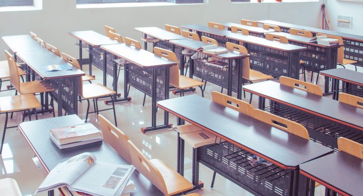 Klasa z ławkami, bez uczniów