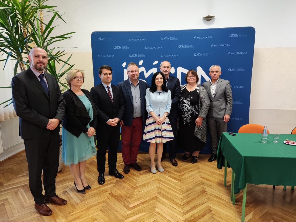 Na zdjęciu od lewej: Miłosz Drożdż, Alicja Kolbusz, dr Łukasz Cieślik, dr Jarosław A. Handzel, Magdalena Bubula, dr Marek Reichel, Renata Stępień, Zygmunt Fryczek