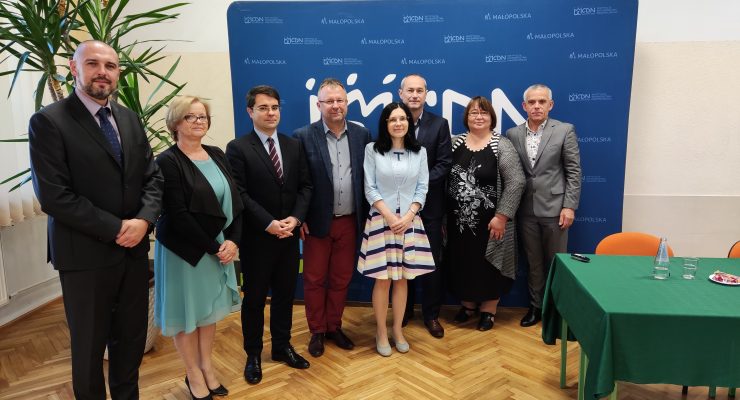Na zdjęciu od lewej: Miłosz Drożdż, Alicja Kolbusz, dr Łukasz Cieślik, dr Jarosław A. Handzel, Magdalena Bubula, dr Marek Reichel, Renata Stępień, Zygmunt Fryczek