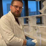 Karol Dudek Różycki w laboratorium