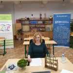 Kinga Wierzbicka w sali lekcyjnej