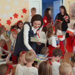 Marta Malec-Lech Członek Zarządu Województwa Małopolskiego, dzieci z Przedszkola Publicznego nr 8 „Pod Stokrotką” w Tarnowie