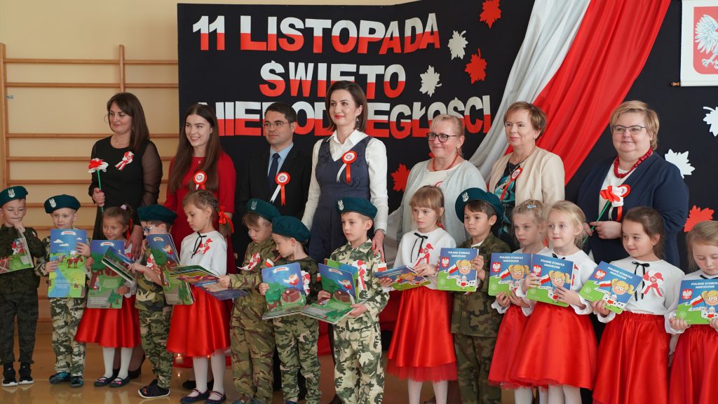 Dyrektor Małgorzata Kocik oraz nauczyciele i dzieci z Przedszkola Publicznego nr 8 „Pod Stokrotką” w Tarnowie, dr Łukasz Cieślik Dyrektor MCDN, Marta Malec-Lech z Zarządu Województwa Małopolskiego, Ewa Sojat wicedyrektor MCDN ds. Ośrodka W Tarnowie, Joanna Niedziałek nauczyciel konsultant MCDN Ośrodka w Krakowie