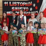 Dyrektor Małgorzata Kocik oraz nauczyciele i dzieci z Przedszkola Publicznego nr 8 „Pod Stokrotką” w Tarnowie, dr Łukasz Cieślik Dyrektor MCDN, Marta Malec-Lech z Zarządu Województwa Małopolskiego, Ewa Sojat wicedyrektor MCDN ds. Ośrodka W Tarnowie, Joanna Niedziałek nauczyciel konsultant MCDN Ośrodka w Krakowie