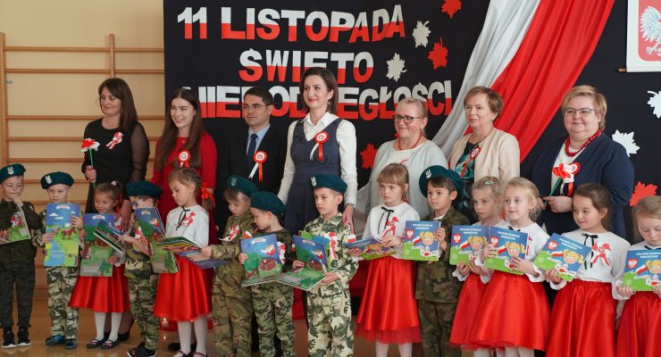 Dyrektor Małgorzata Kocik oraz nauczyciele i dzieci z Przedszkola Publicznego nr 8 „Pod Stokrotką” w Tarnowie, dr Łukasz Cieślik Dyrektor MCDN, Marta Malec-Lech z Zarządu Województwa Małopolskiego, Ewa Sojat wicedyrektor MCDN ds. Ośrodka W Tarnowie, Joanna Niedziałek nauczyciel konsultant MCDN Ośrodka w Krakowie