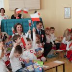 Marta Malec-Lech Członek Zarządu Województwa Małopolskiego, Dyrektor MCDN dr Łukasz Cieślik, dzieci z Przedszkola Publicznego nr 8 „Pod Stokrotką” w Tarnowie