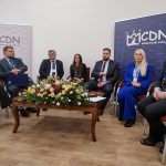 panel dyskusyjny z udziałem: (od prawej) dr Łukasz Cieślik, Dyrektor MCDN, dr hab. Marlena Plebańska, prof. UW, Mateusz Rafał, Zastępca Dyrektora Centrum Transformacji Cyfrowej Ministerstwa Edukacji i Nauki, Agnieszka Dąbrowska, ISpot Polska, Tomasz Madej, Dyrektor Ośrodka Rozwoju Edukacji, Arkadiusz Nalepka, nauczyciel konsultant MCDN, Barbara Dubiecka-Kruk, Microsoft Innovative Educator Expert