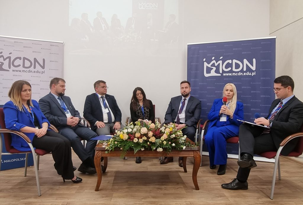 panel dyskusyjny z udziałem: (od prawej) dr Łukasz Cieślik, Dyrektor MCDN, dr hab. Marlena Plebańska, prof. UW, Mateusz Rafał, Zastępca Dyrektora Centrum Transformacji Cyfrowej Ministerstwa Edukacji i Nauki, Agnieszka Dąbrowska, ISpot Polska, Tomasz Madej, Dyrektor Ośrodka Rozwoju Edukacji, Arkadiusz Nalepka, nauczyciel konsultant MCDN, Barbara Dubiecka-Kruk, Microsoft Innovative Educator Expert