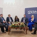 panel dyskusyjny z udziałem: (od prawej) dr Łukasz Cieślik, Dyrektor MCDN, dr hab. Marlena Plebańska, prof. UW, Mateusz Rafał, Zastępca Dyrektora Centrum Transformacji Cyfrowej Ministerstwa Edukacji i Nauki, Agnieszka Dąbrowska, ISpot Polska, Tomasz Madej, Dyrektor Ośrodka Rozwoju Edukacji, Arkadiusz Nalepka, nauczyciel konsultant MCDN, Barbara Dubiecka-Kruk, Microsoft Innovative Educator Expert