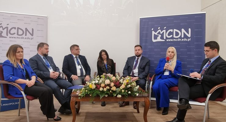 panel dyskusyjny z udziałem: (od prawej) dr Łukasz Cieślik, Dyrektor MCDN, dr hab. Marlena Plebańska, prof. UW, Mateusz Rafał, Zastępca Dyrektora Centrum Transformacji Cyfrowej Ministerstwa Edukacji i Nauki, Agnieszka Dąbrowska, ISpot Polska, Tomasz Madej, Dyrektor Ośrodka Rozwoju Edukacji, Arkadiusz Nalepka, nauczyciel konsultant MCDN, Barbara Dubiecka-Kruk, Microsoft Innovative Educator Expert