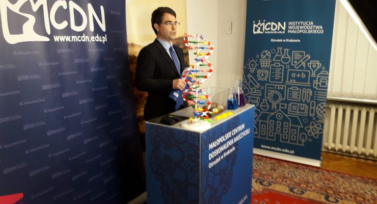 1. Dr Łukasz Cieślik - dyrektor Małopolskie Centrum Doskonalenia Nauczycieli otwierając konferencję.