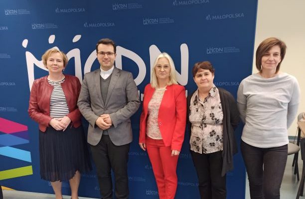 Ewa Sojat - Wicedyrektor ds. Ośrodka w Tarnowie, prelegenci ks. Krzysztof Jankowski, Renata Polek, Małgorzata Ciukaj, Anna Niedojadło