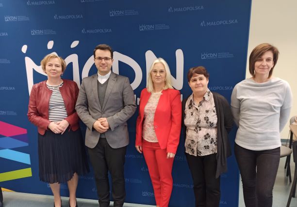Ewa Sojat - Wicedyrektor ds. Ośrodka w Tarnowie, prelegenci ks. Krzysztof Jankowski, Renata Polek, Małgorzata Ciukaj, Anna Niedojadło