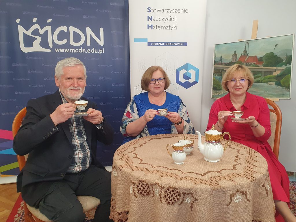 Prowadzący konferencję: (od lewej) Marek Legutko z Stowarzyszenia Nauczycieli Matematyki, Halina Pulchny z Małopolskiego Centrum Doskonalenia Nauczycieli oraz Małgorzata Dutka-Mucha, wicedyrektor Małopolskiego Centrum Doskonalenia Nauczycieli w Krakowie.