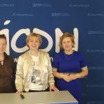 Wicedyrektor Małgorzata Dutka-Mucha w towarzystwie prelegent Katarzyny Zabdyr oraz Marty Szałach kierującej konferencją