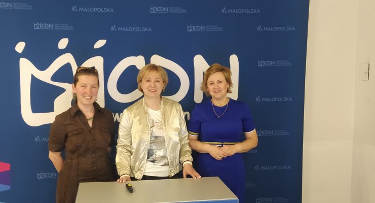 Wicedyrektor Małgorzata Dutka-Mucha w towarzystwie prelegent Katarzyny Zabdyr oraz Marty Szałach kierującej konferencją