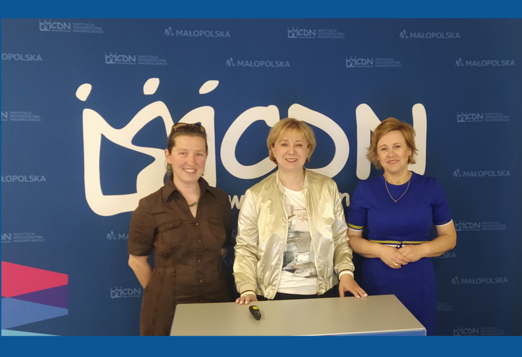 Wicedyrektor Małgorzata Dutka-Mucha w towarzystwie prelegent Katarzyny Zabdyr oraz Marty Szałach kierującej konferencją