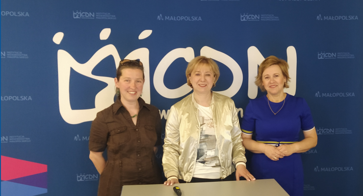 Wicedyrektor Małgorzata Dutka-Mucha w towarzystwie prelegent Katarzyny Zabdyr oraz Marty Szałach kierującej konferencją