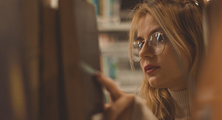 Kobieta przy regale z książkami