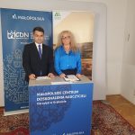 Otwierający spotkanie dr Łukasz Cieślik, dyrektor MCDN oraz prowadząca Jolanta Czuchnowska, kierownik działu doskonalenia w ośrodku w Krakowie