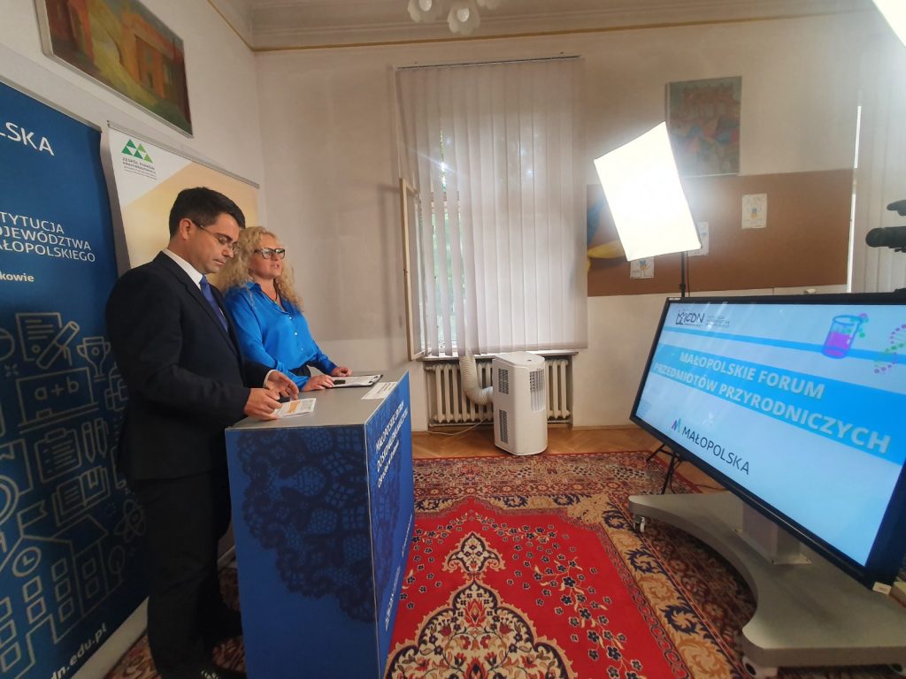 Otwierający spotkanie dr Łukasz Cieślik, dyrektor MCDN oraz prowadząca Jolanta Czuchnowska, kierownik działu doskonalenia w ośrodku w Krakowie