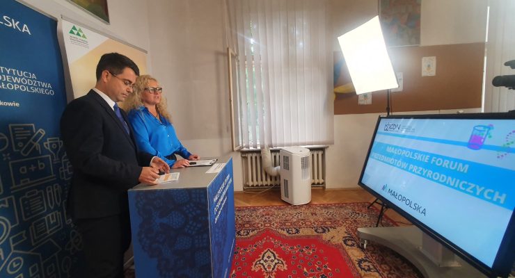 Otwierający spotkanie dr Łukasz Cieślik, dyrektor MCDN oraz prowadząca Jolanta Czuchnowska, kierownik działu doskonalenia w ośrodku w Krakowie