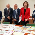 dr Łukasz Cieślik dyrektor Małopolskiego Centrum Doskonalenia Nauczycieli, prof. Jan Tadeusz Duda przewodniczący Sejmiku Województwa Małopolskiego, Dariusz Styrna dyrektor Departamentu Edukacji UMWM, Marta Malec-Lech Członek Zarządu Województwa Małopolskiego, Anna Mikosz radna województwa