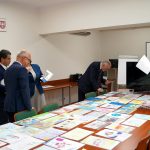 dr Łukasz Cieślik dyrektor Małopolskiego Centrum Doskonalenia Nauczycieli, prof. Jan Tadeusz Duda przewodniczący Sejmiku Województwa Małopolskiego, Dariusz Styrna dyrektor Departamentu Edukacji UMWM, Marta Malec-Lech Członek Zarządu Województwa Małopolskiego, Anna Mikosz radna województwa