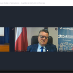 od lewej: Radosława Skoczeń-Słupska-Prelegentka, Jarosław Foremny- Dyrektor Wojewódzkiej Stacji Sanitarno Epidemiologicznej w Krakowie, Magdalena Droździk- Kierowniczka konferencji oraz Przedstawicielka Wojewódzkiej Stacji Sanitarno-Epidemiologicznej w Krakowie, Zapowiedź Pierwszej Prelegentki przez Panią Magdalenę.