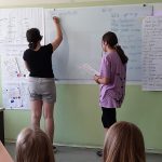 Uczestnicy zajęć z kompetencji przedmiotowych podczas prezentacji przy tablicy