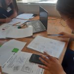 Uczestnicy zajęć z kompetencji przedmiotowych podczas rozwiązywania zadań