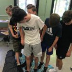 Uczestnicy zajęć z kompetencji ponadprzedmiotowych podczas wykonywania zadania