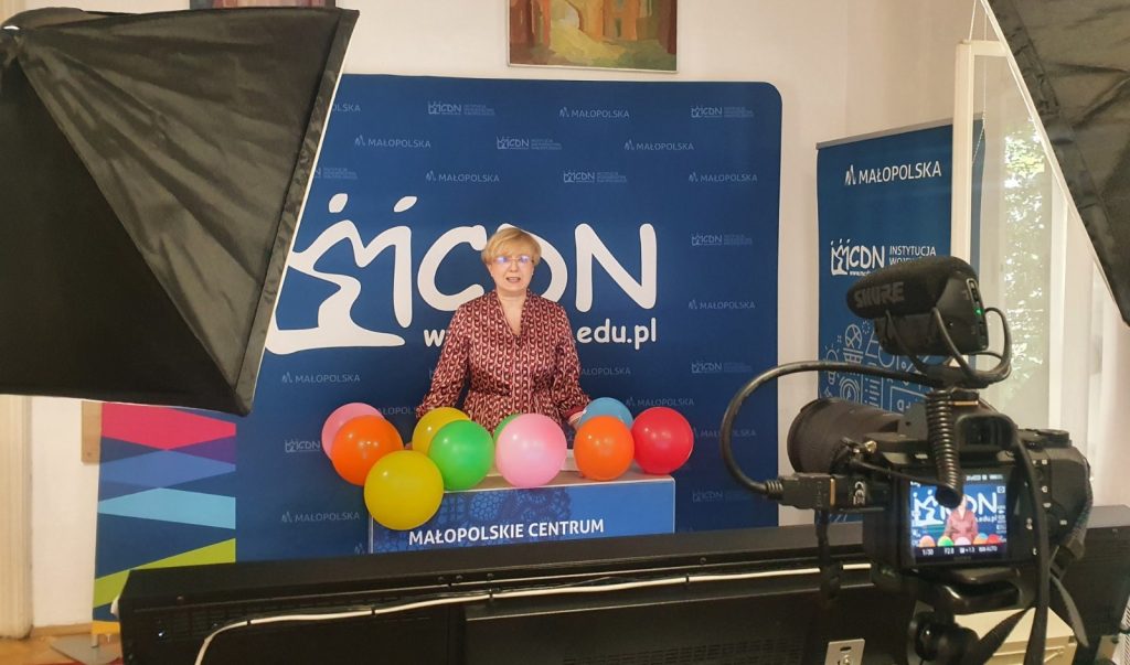 Małgorzata Dutka-Mucha, wicedyrektor do spraw ośrodka w Krakowie w studiu transmisyjnym