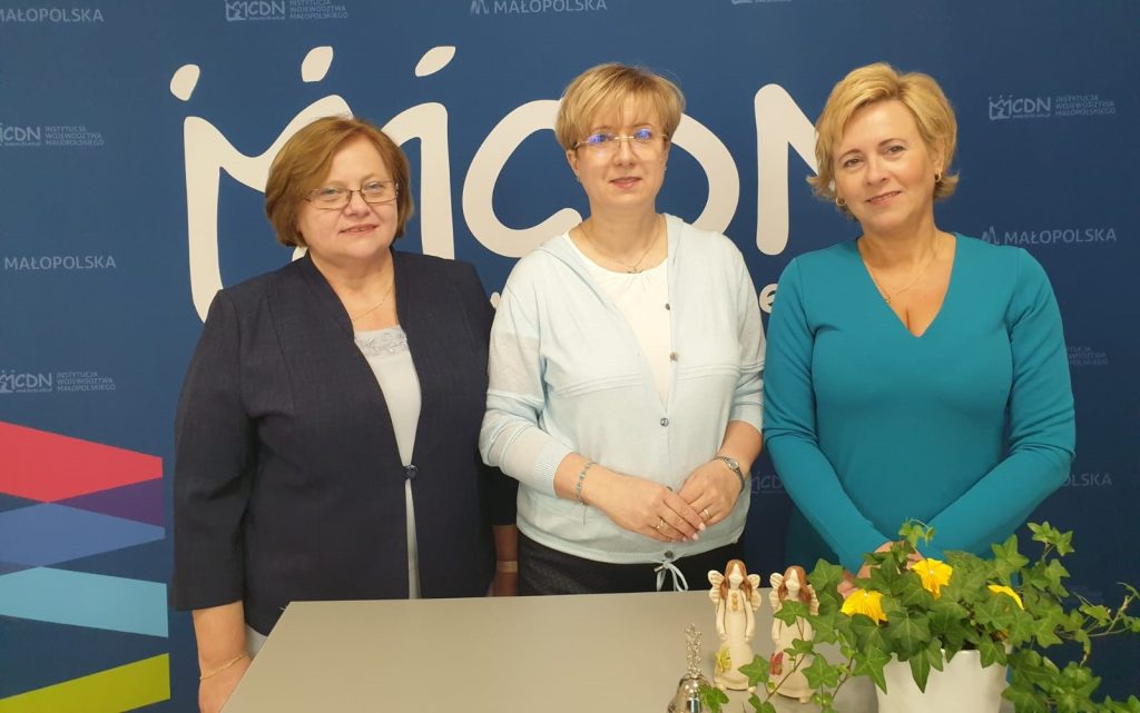 Od lewej: Halina Pulchny- nauczyciel -konsultant MCDN OK; Małgorzata Dutka-Mucha wicedyrektor MCDN ds. Ośrodka w Krakowie; Marta Szałach – nauczyciel konsultant MCDN