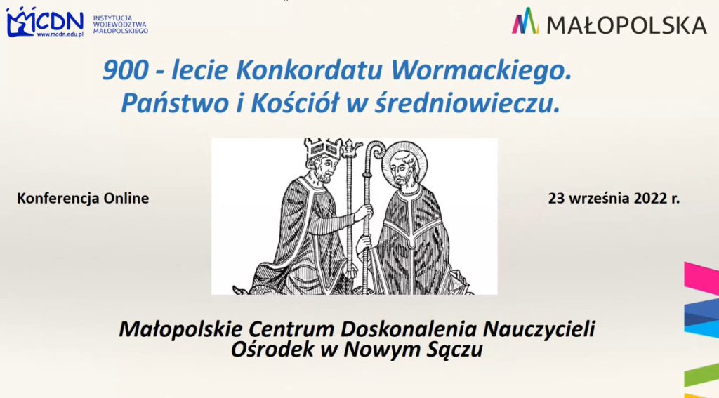 Na zdjęciu znajdują się dwie osoby. Jedna przedstawia cesarza a druga papieża. Powyżej znajduje się napis z tytułem konferencji „ 900 lecie Konkordatu Wormackiego. Państwo i Kościół w średniowieczu”. Poniżej postaci znajdują się informacje Konferencja online 23 września 2022 r. i pod zdjęciem napis Małopolskie Centrum Doskonalenia Nauczycieli Ośrodek w Nowym Sączu.