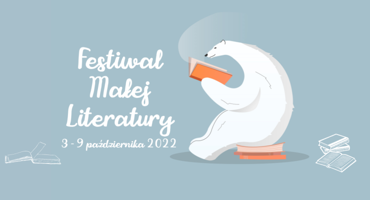 Na niebieskim tle z siedzący na pomarańczowych książkach niedźwiedź (miś) polarny czytający książkę