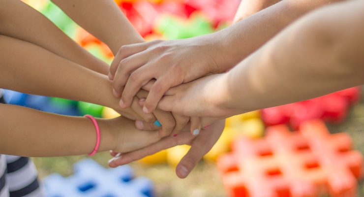 Obrazek przedstawia splecione ręce dzieci.