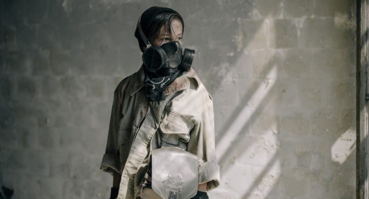 Chłopiec w masce przeciwgazowej