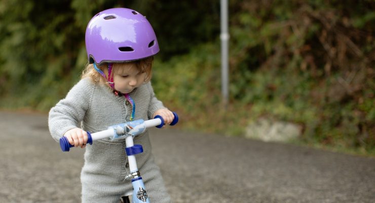 Małe dziecko na rowerku.
