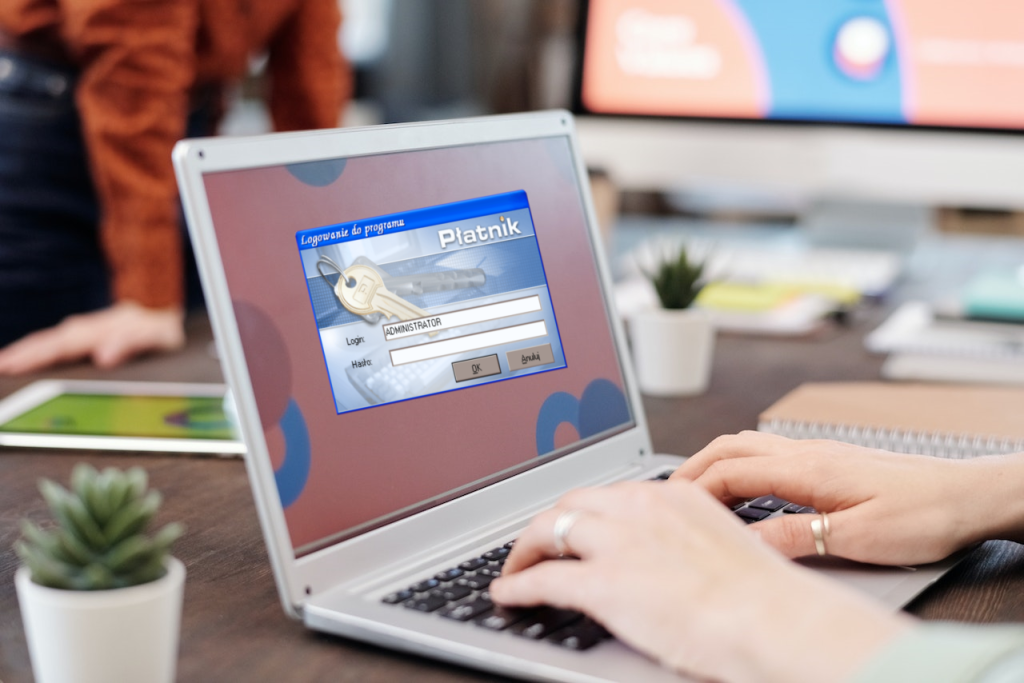 Komputer z otwartym okienkiem do logowania w programie Płatnik