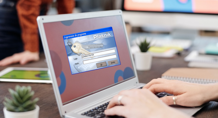 Komputer z otwartym okienkiem do logowania w programie Płatnik