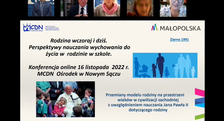 Slajd tytułowy, w górnej części prowadzacy konferencję