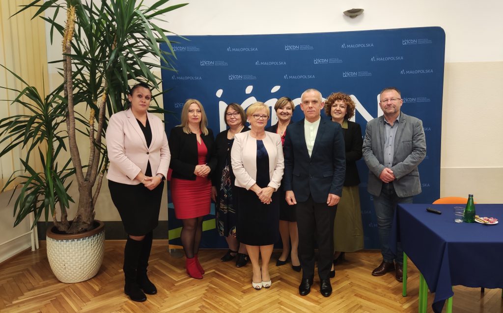 od lewej: Aneta Hajduga, dr Halina Potok, Renata Stępień, Alicja Kolbusz, Bogusława Duda, Zygmunt Fryczek, Katarzyna Kowalczyk, dr Jarosław A. Handzel