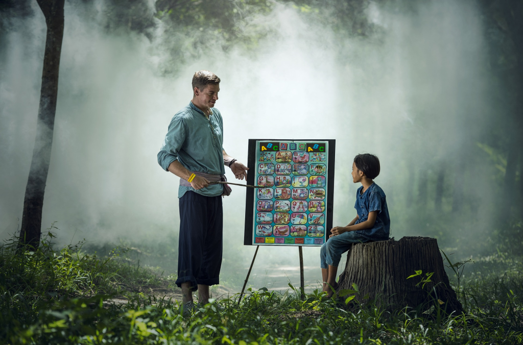 Nauczyciel, uczeń, tablica, las