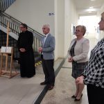 zdjęcie zbiorowe – od lewej: Dyrektor Katolickiego Liceum Sztuk Plastycznych ks. dr Paweł Kochaniewicz, Wicedyrektor MCDN ds. Ośrodka w Nowym Sączu p. Zygmunt Fryczek, Kierownik Działu Doskonalenia i Doradztwa MCDN Ośrodka w Nowym Sączu p. Alicja Kolbusz, Wicedyrektor Katolickiego Liceum Sztuk Plastycznych p. Wioletta Bobrowska, uczniowie Katolickiego Liceum Sztuk Plastycznych