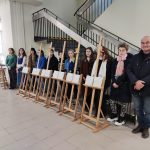 zdjęcie zbiorowe – p. Wiesław Szyszka, nauczyciel Katolickiego Liceum Sztuk Plastycznych wraz z uczniami