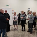 od lewej: p. Wiesław Szyszka, nauczyciel Katolickiego Liceum Sztuk Plastycznych, Dyrektor Katolickiego Liceum Sztuk Plastycznych ks. dr Paweł Kochaniewicz, Kierownik Działu Doskonalenia i Doradztwa MCDN Ośrodka w Nowym Sączu p. Alicja Kolbusz, Wicedyrektor Katolickiego Liceum Sztuk Plastycznych p. Wioletta Bobrowska, Wicedyrektor MCDN ds. Ośrodka w Nowym Sączu p. Zygmunt Fryczek, oraz uczniowie Katolickiego Liceum Sztuk Plastycznych